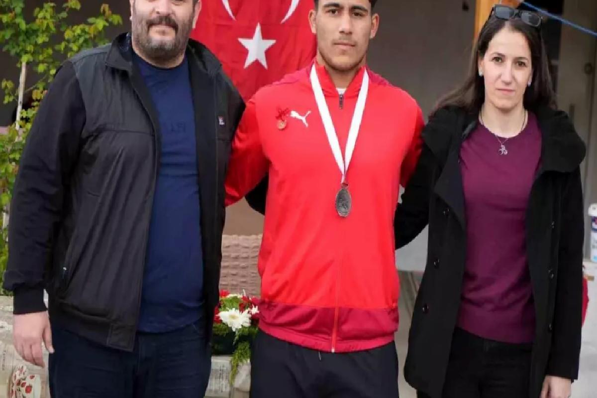 Edirneli Teyfik Gülter, U17 Türkiye Güreş Şampiyonası’nda İkincilik Elde Etti