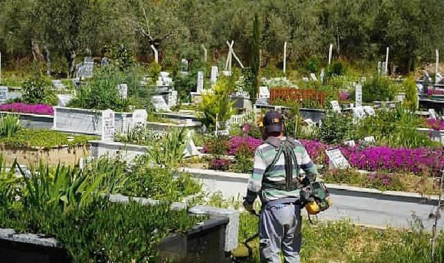 Edremit’teki kabristanlıklarda temizlik ve bakım çalışması yapılıyor