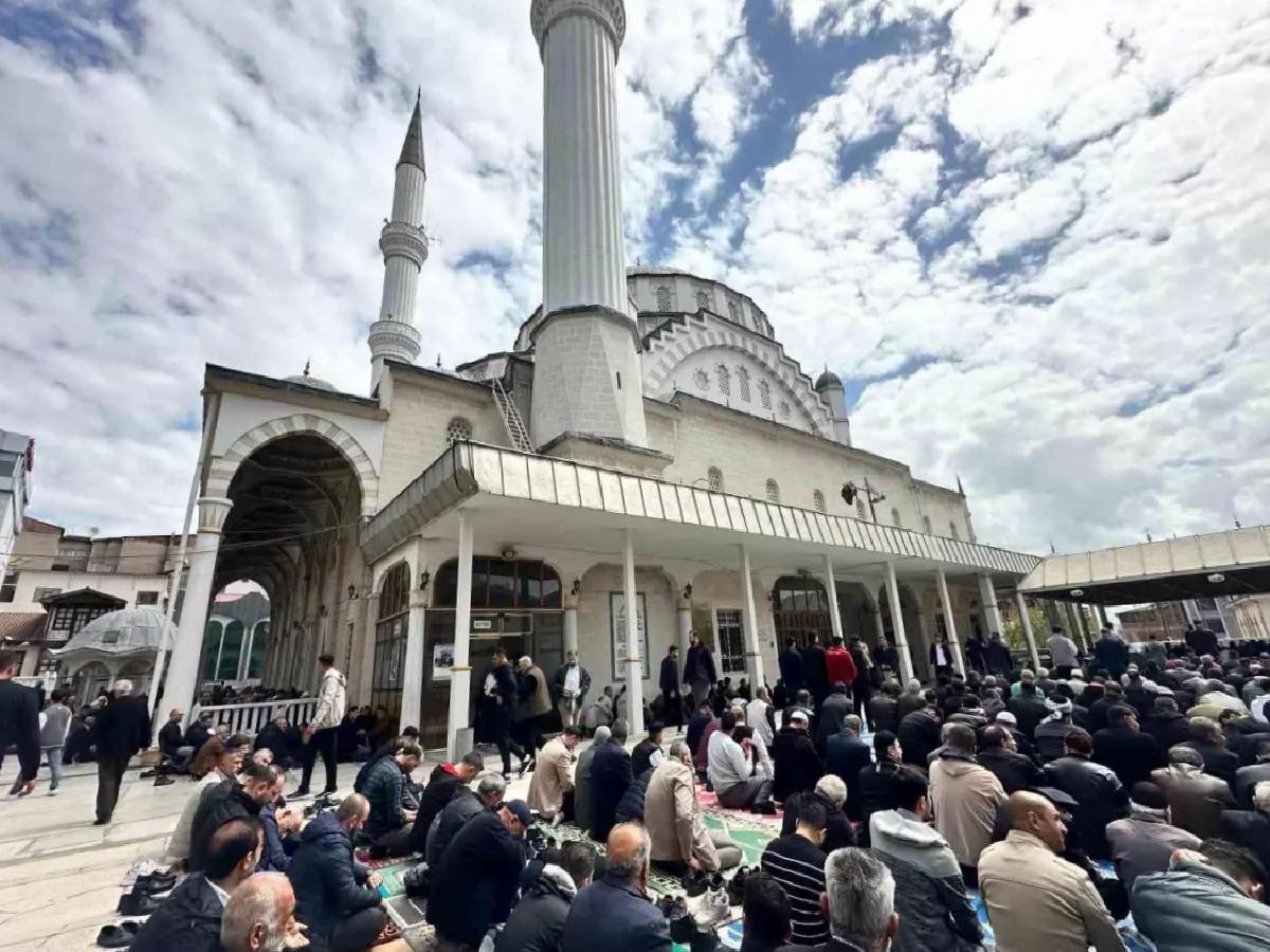 Elazığ’da Cuma Namazı Yoğun Katılımla Kılındı