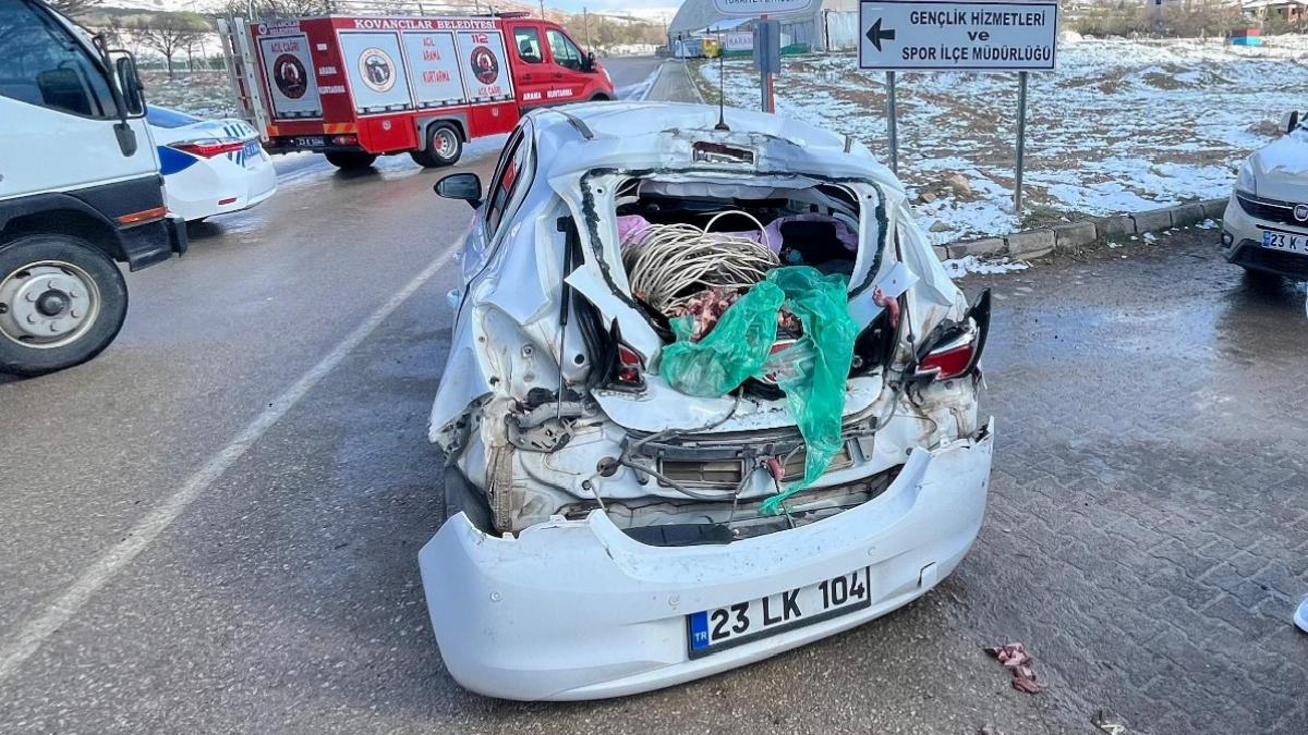 Elazığ’da greyder ile otomobil çarpıştı: 1 kişi yaralandı