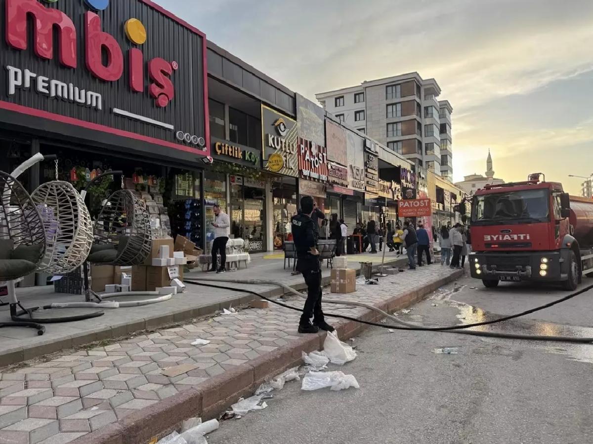 Elazığ’da Mağazada Yangın Çıktı