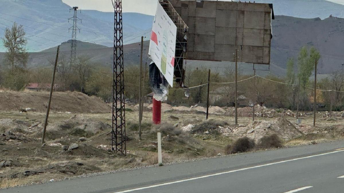 Elazığ’da şiddetli rüzgar reklam panosunu yerle bir etti