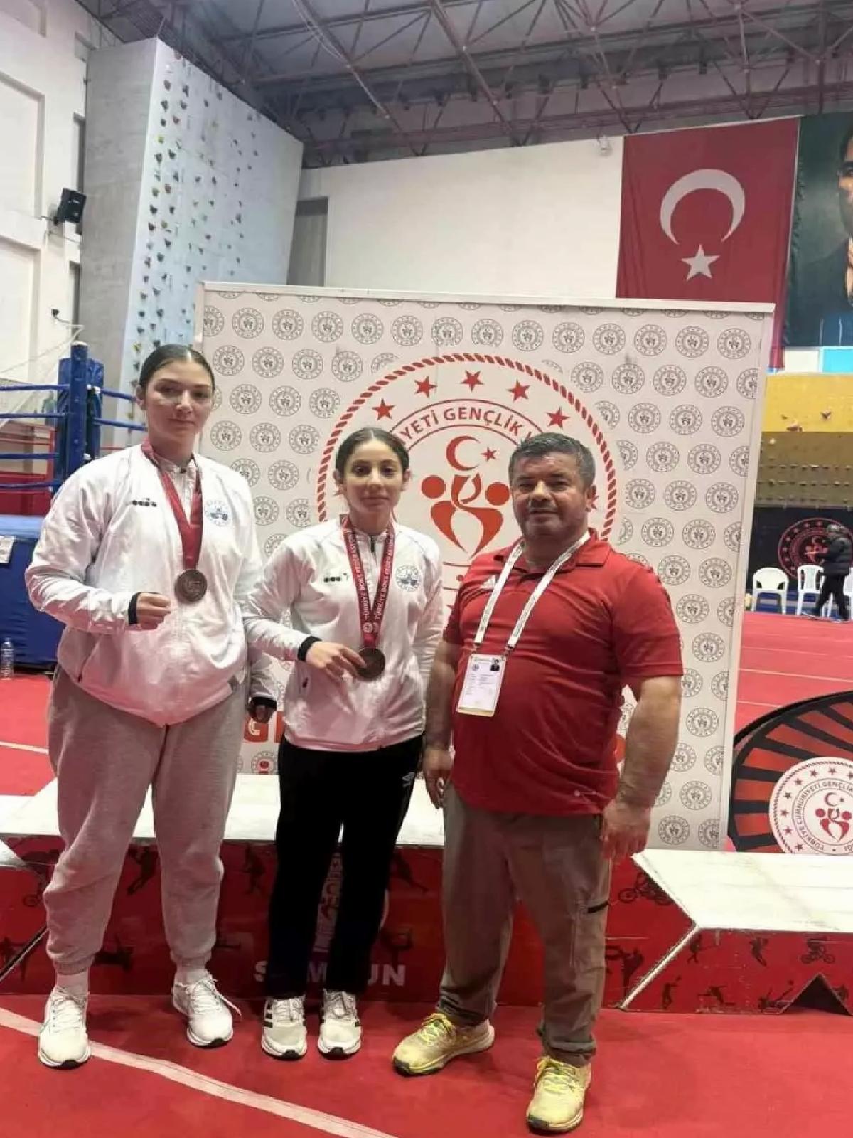 Elazığlı Sporcular U22 Kadınlar Türkiye Boks Şampiyonasında Bronz Madalya Aldı