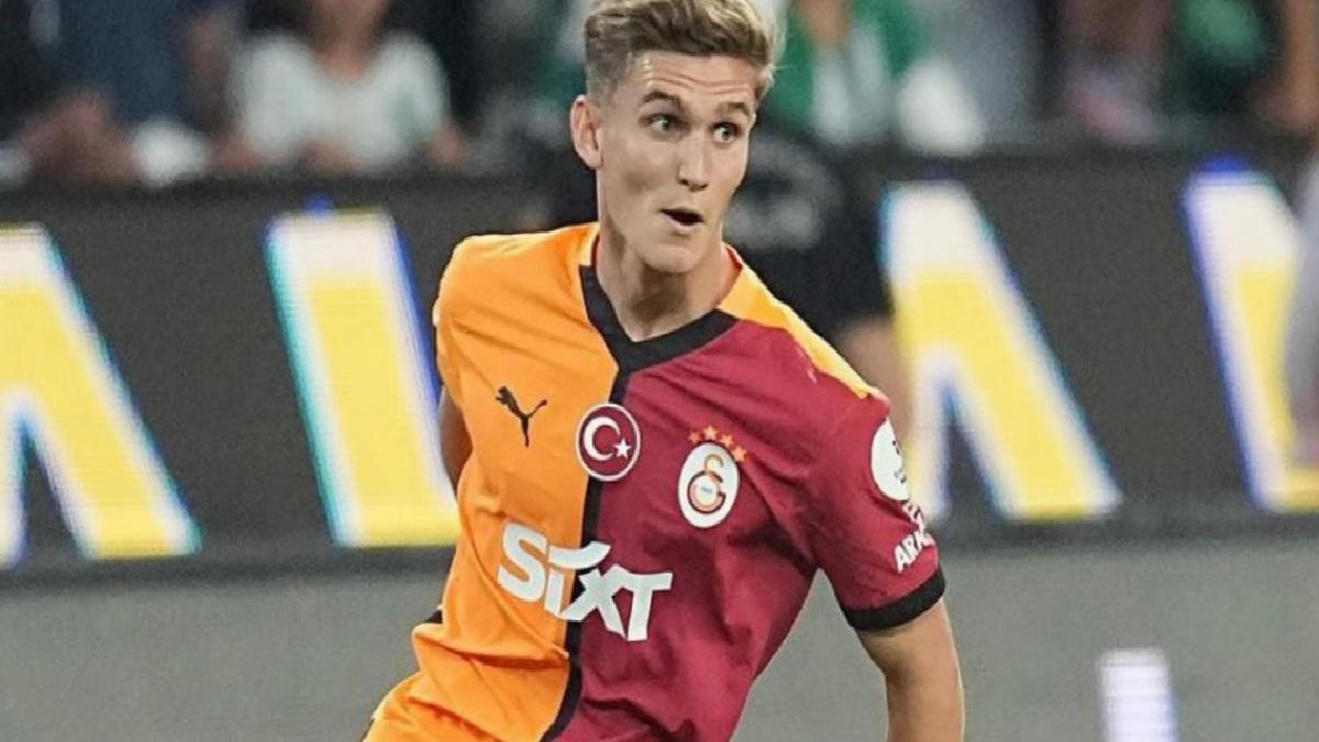 Elias Jelert’ten sevgilisiyle asansör pozu