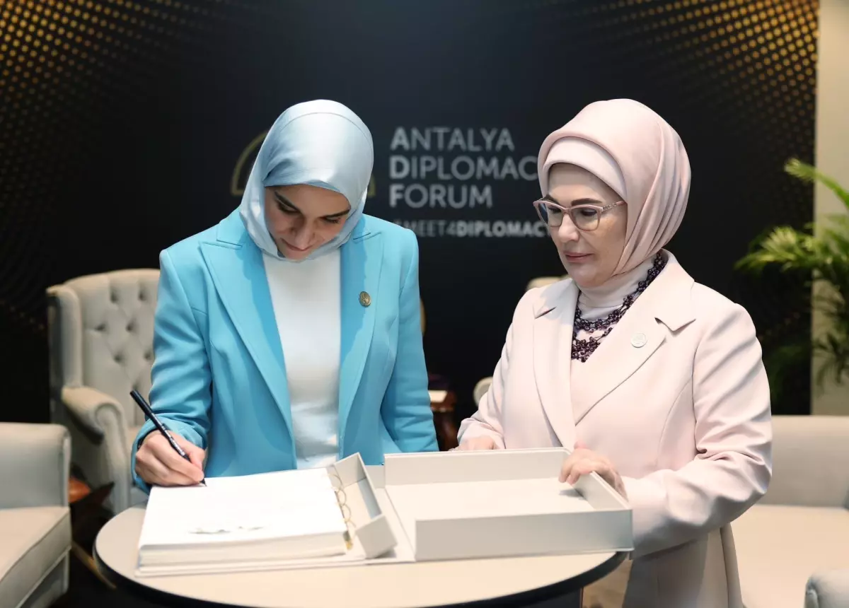 Emine Erdoğan, Ahmet Şara’nın eşi Latife El Durubi’ye de imzayı attırdı
