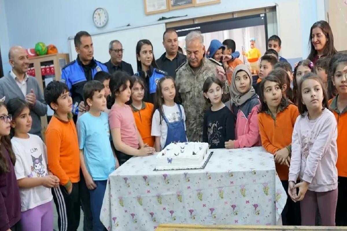 Emniyet Müdürü’nden Öğrenciye Sürpriz Doğum Günü