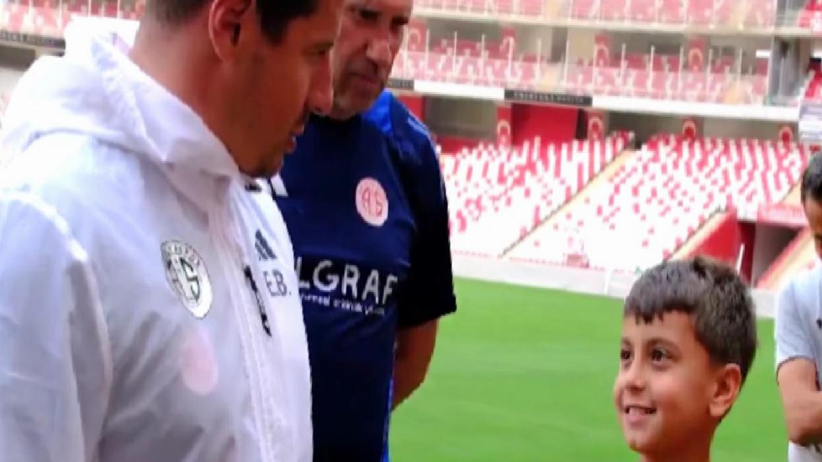 Emre Belözoğlu, görevini minik Atahan’a devretti