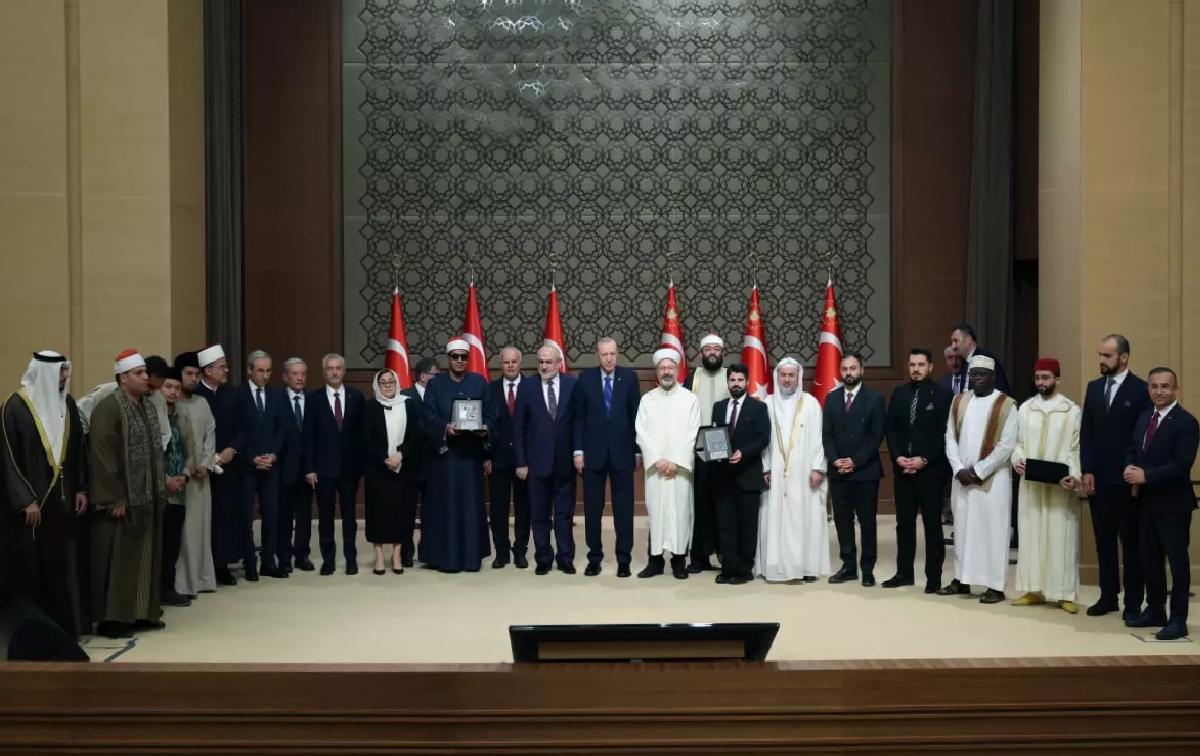 Erdoğan: ‘Birliğimizi, dayanışmamızı, kardeşliğimizi yüceltmek mecburiyetindeyiz’