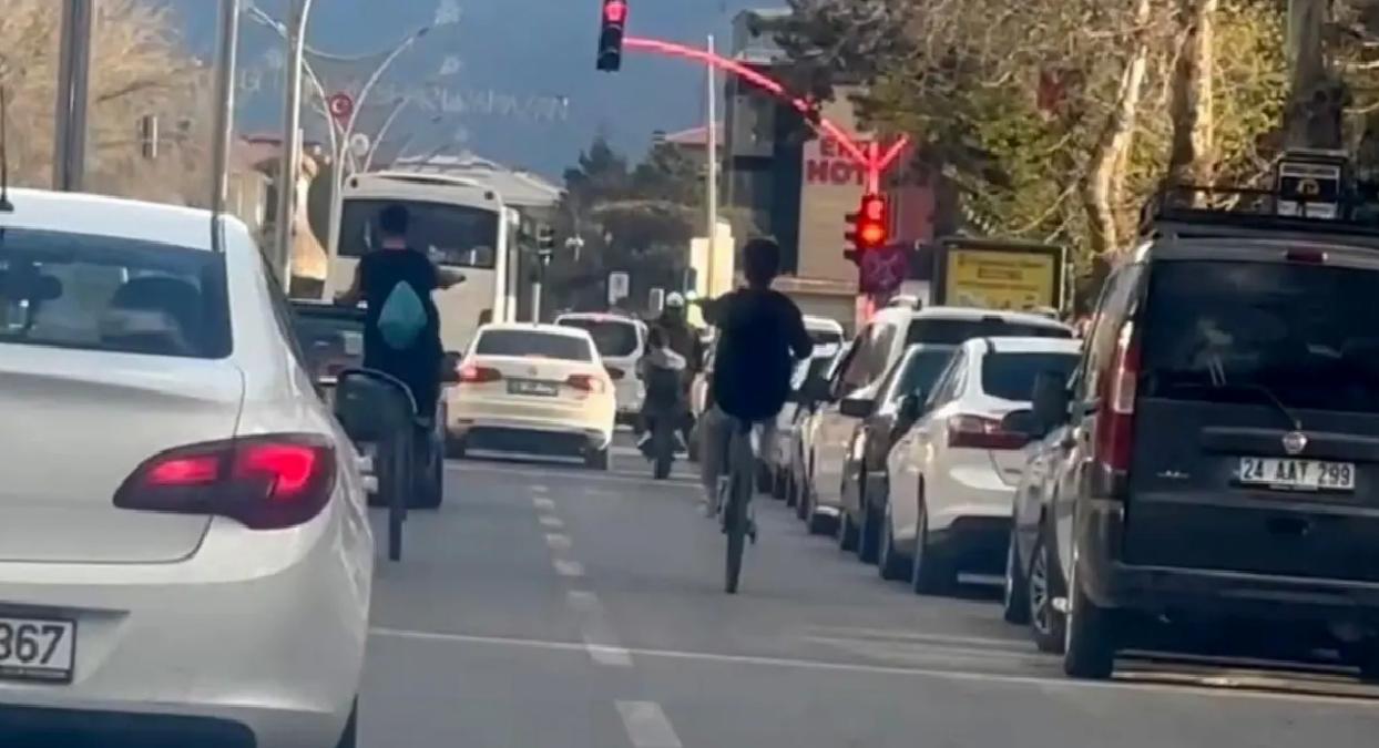 Erzincan’da Tehlikeli Bisiklet Akrobasi