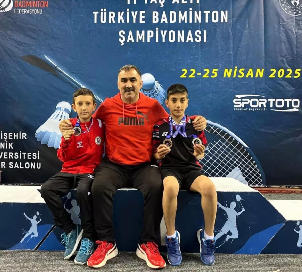 Erzincanlı Sporcular Badminton Şampiyonası’nda 3 Madalya Kazandı