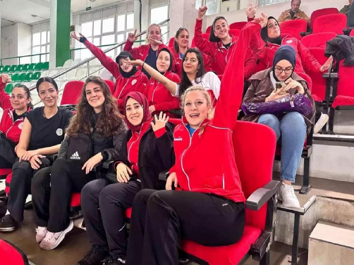 Erzurum Kız Yurdu Voleybol Takımı Bölge İkincisi Oldu