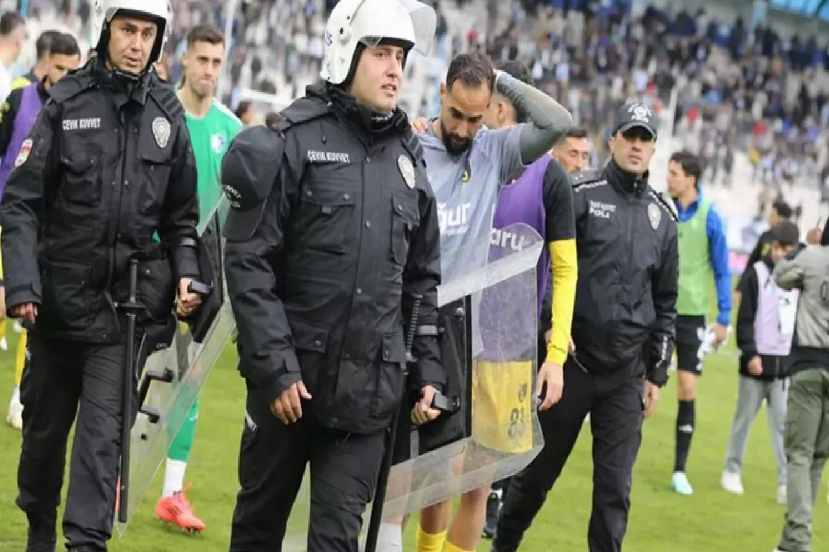 Erzurumspor FK-İstanbulspor maçında olay çıktı! Polisler sahaya girmek zorunda kaldı