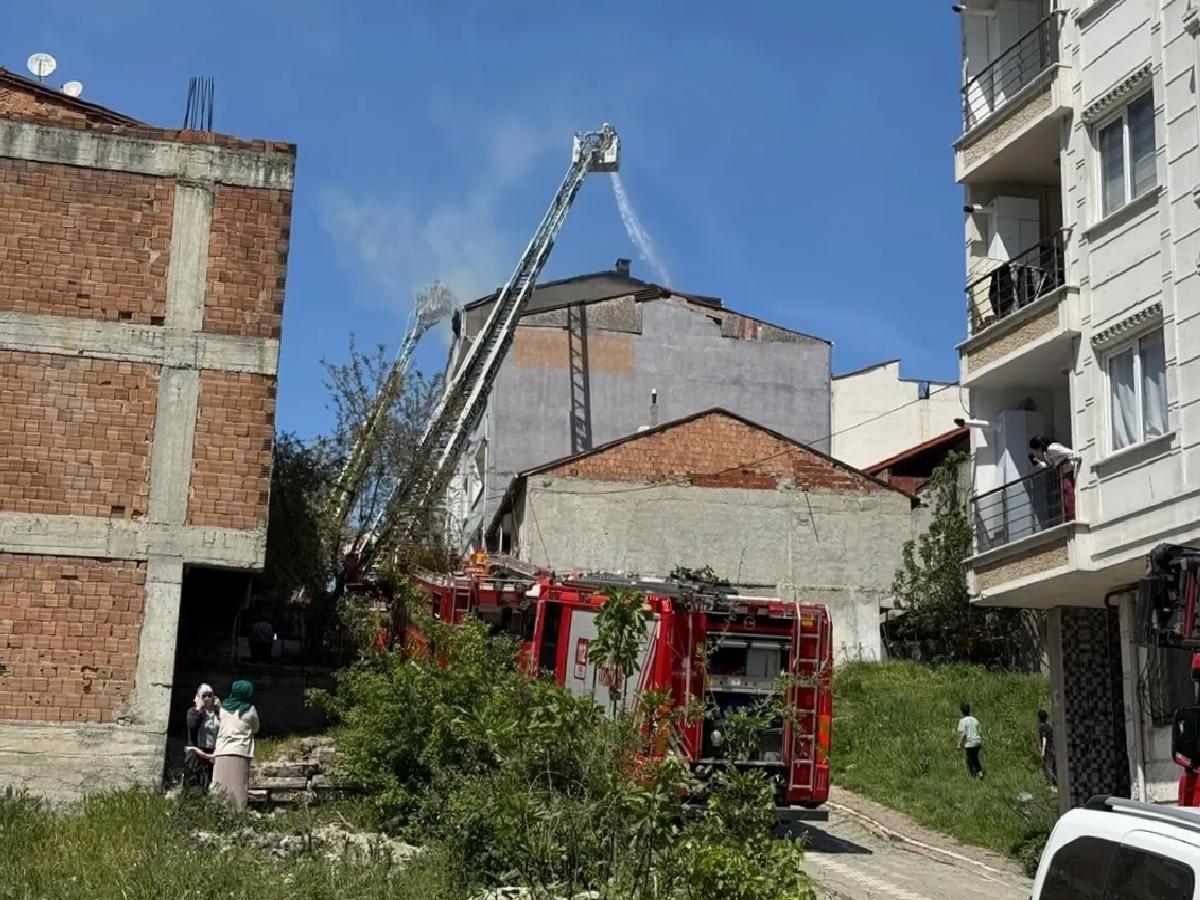 Esenyurt’ta Apartman Çatısında Yangın
