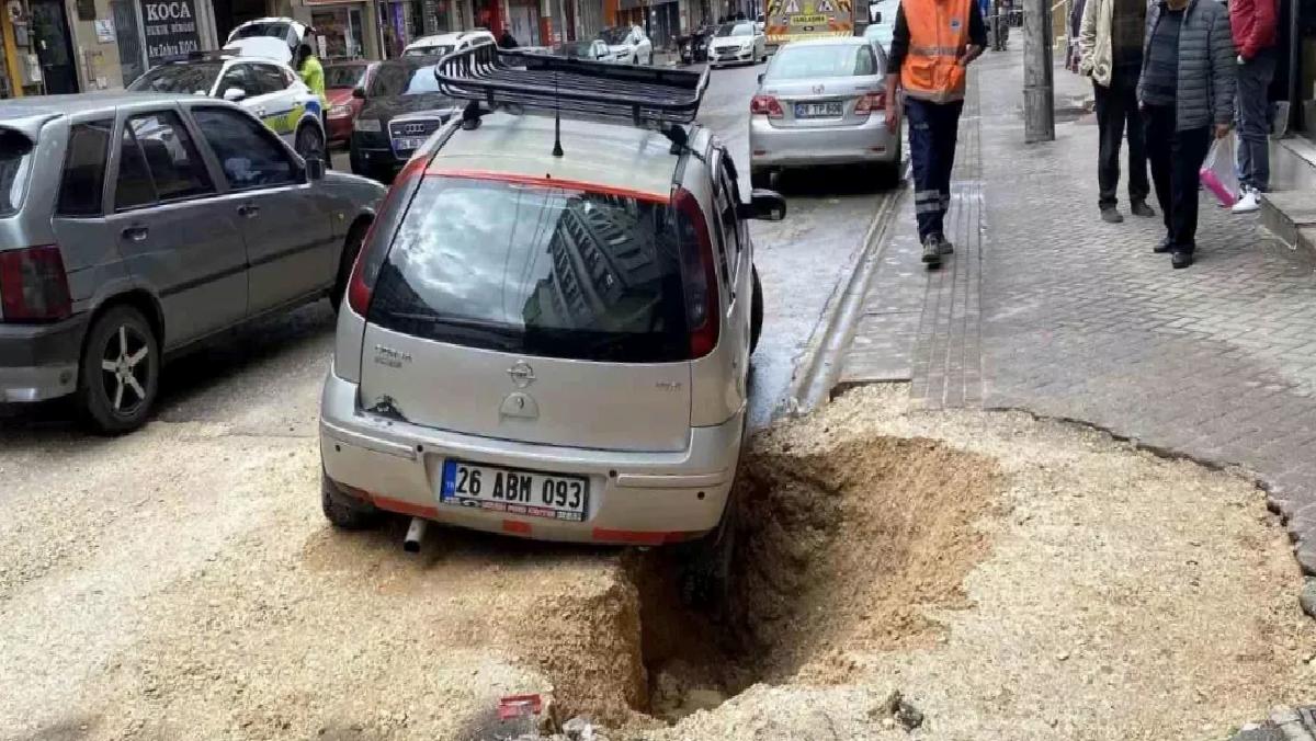 Eskişehir’de Yağış Sonrası Çöken Zeminde Araç Çukura Düştü