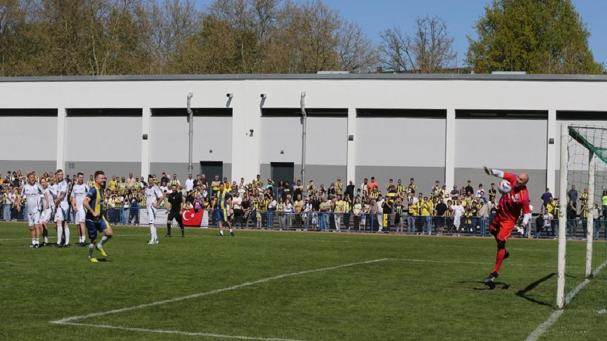 Fenerbahçe efsaneleri ile eski Schalke 04 oyuncuları dostluk maçı yaptı