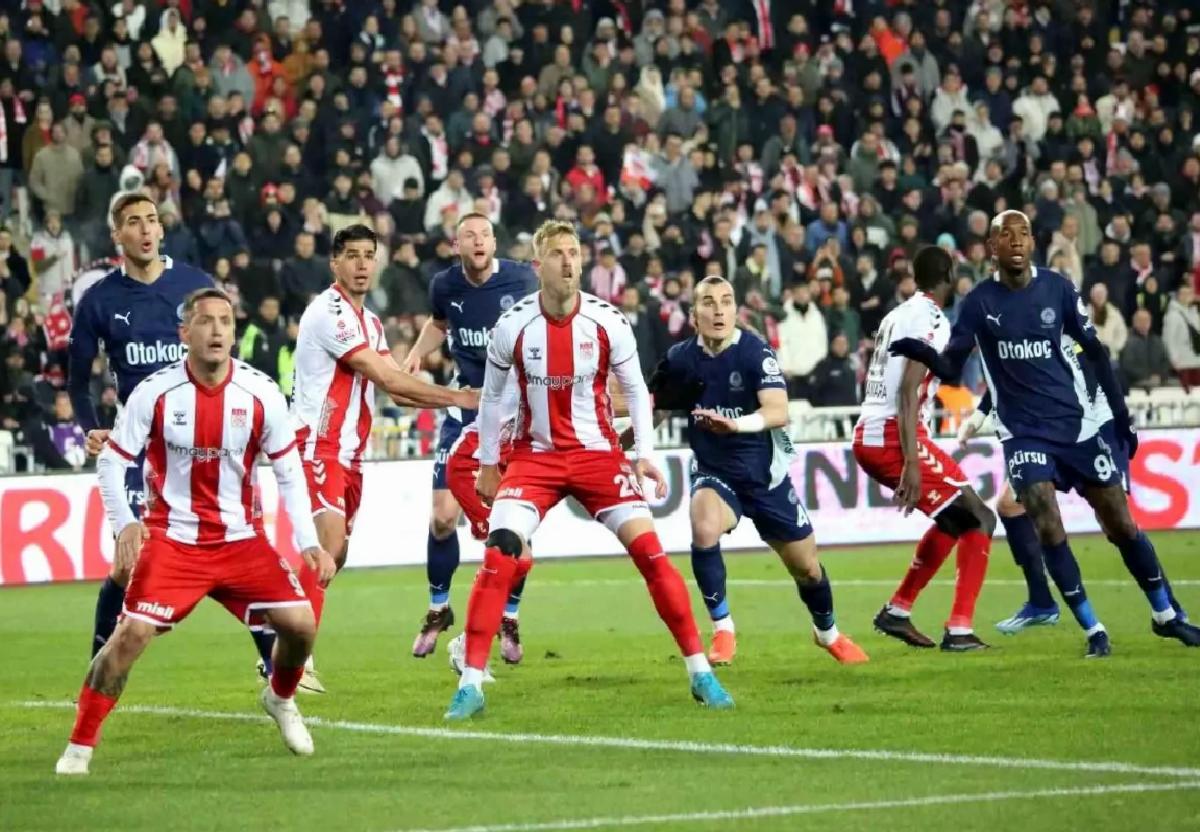 Fenerbahçe, Sivasspor’u İlk Yarıda Geçti