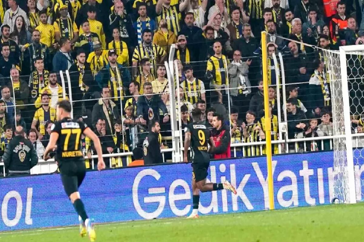 Fenerbahçe Taraftarı Yönetimi İstifaya Davet Etti