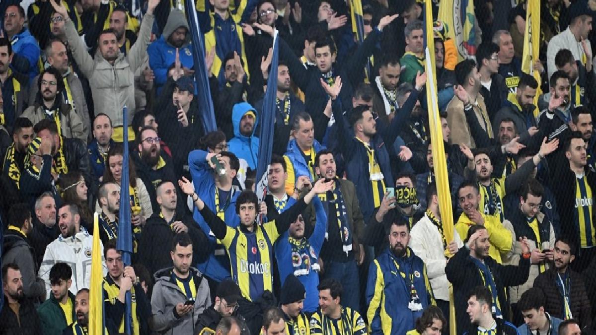 Fenerbahçe taraftarından bayrak şov!