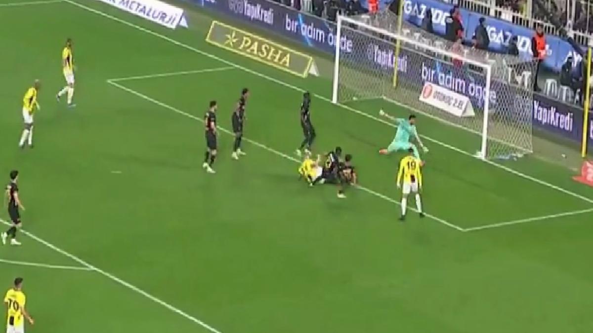 Fenerbahçe taraftarını üzen an! Milan Skriniar’ın topu direkten döndü