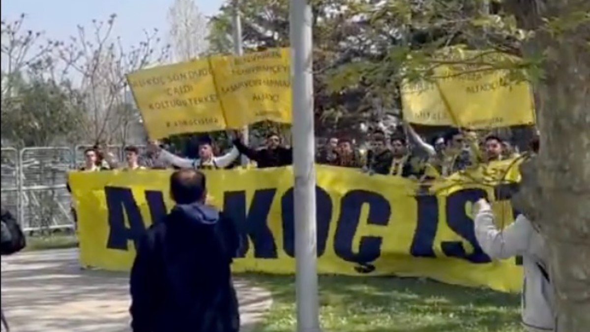 Fenerbahçe Yüksek Divan Kurulu toplantısında ‘Ali Koç’ istifa tezahüratları