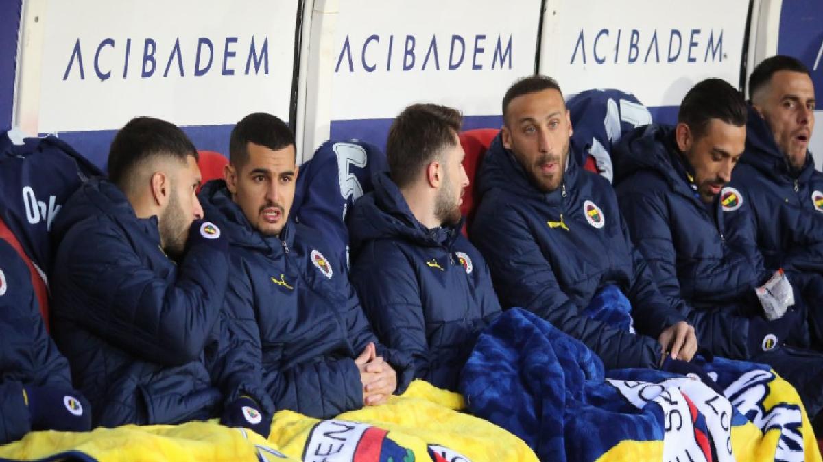 Fenerbahçeli futbolcular battaniyeye sarıldı