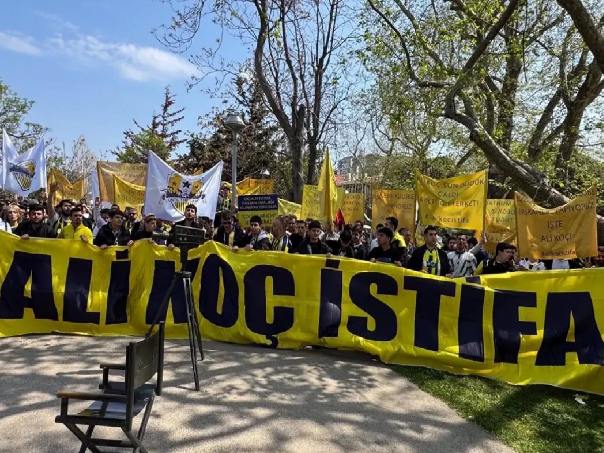 Fenerbahçeli Taraftarlardan İstifa Çağrısı