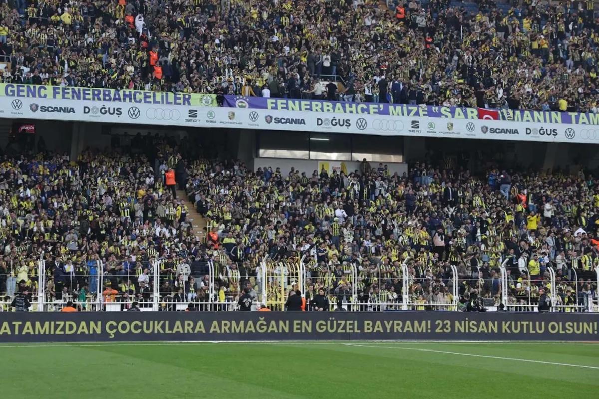 Fenerbahçe’nin ilk 11’inin 4 yaşındaki minik taraftar anons etti