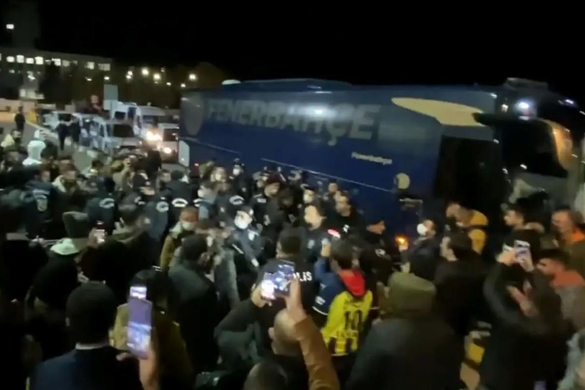 Fenerbahçe’ye Gaziantep’te şok: Taraftarlar otelin önünde bekledi
