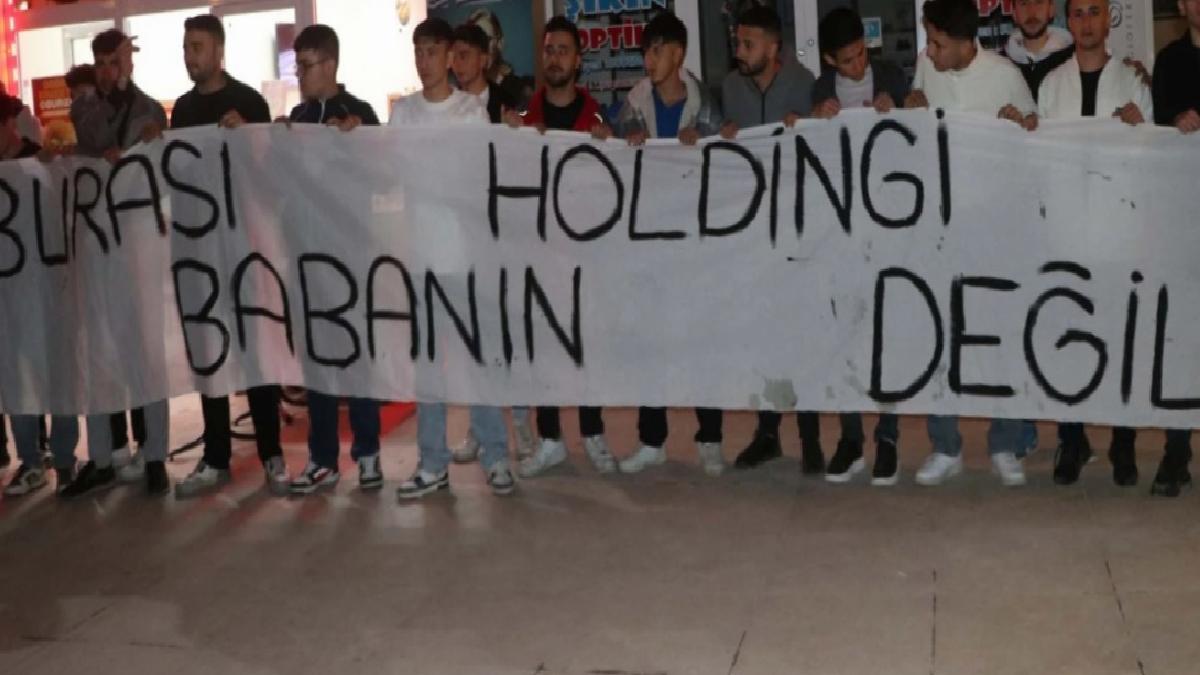 Fenerbahçe’ye protestolu karşılama: Ali Koç’a pankart açtılar