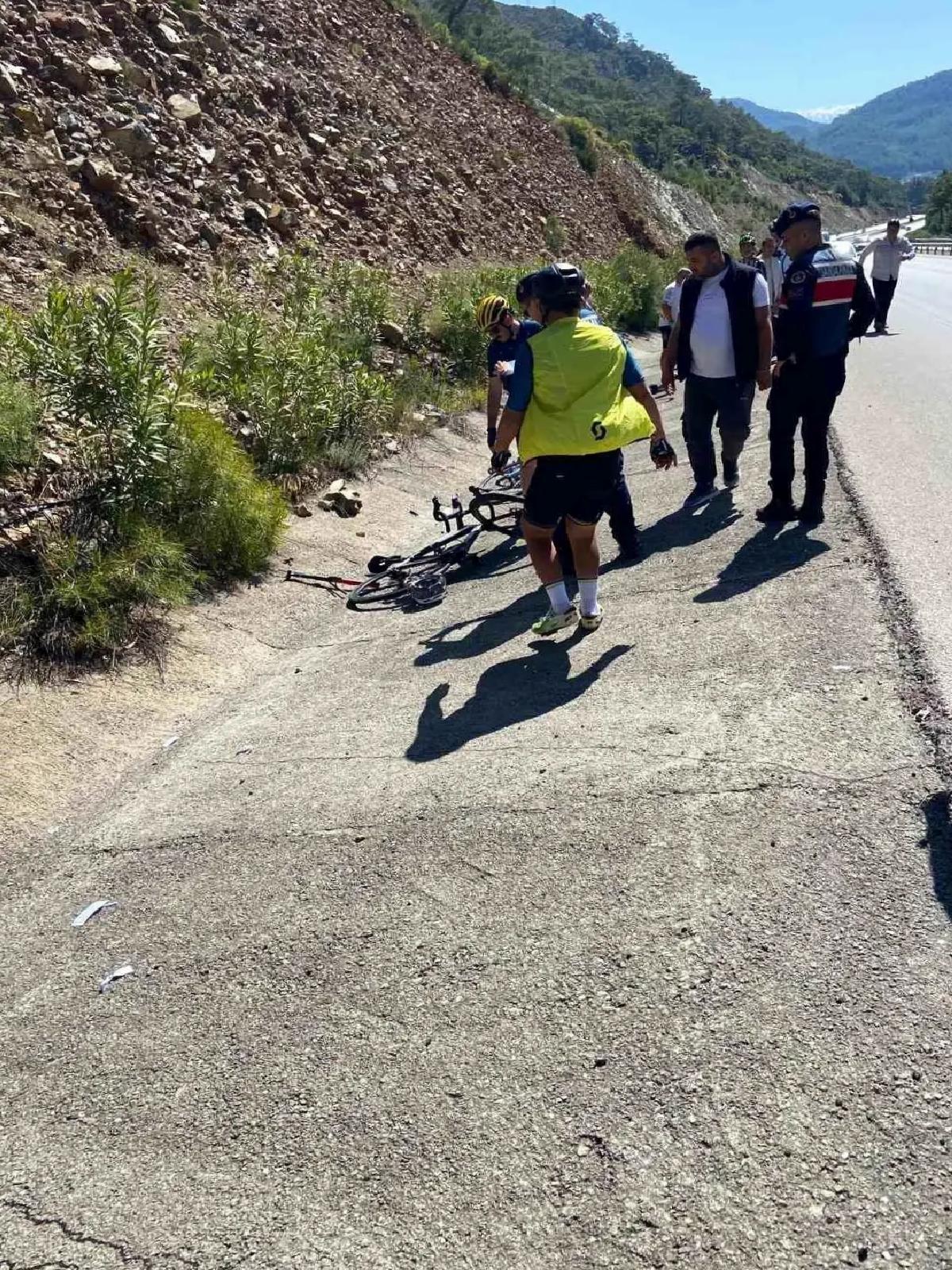 Fethiye’de Bisikletçilere Otomobil Çarptı