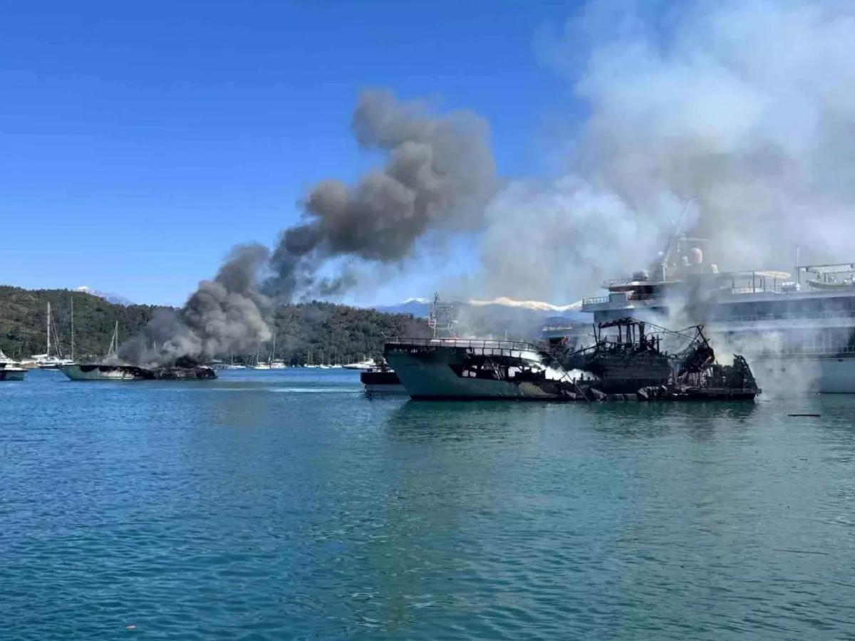Fethiye’de Yangın: 4 Tekne Külü Oldu