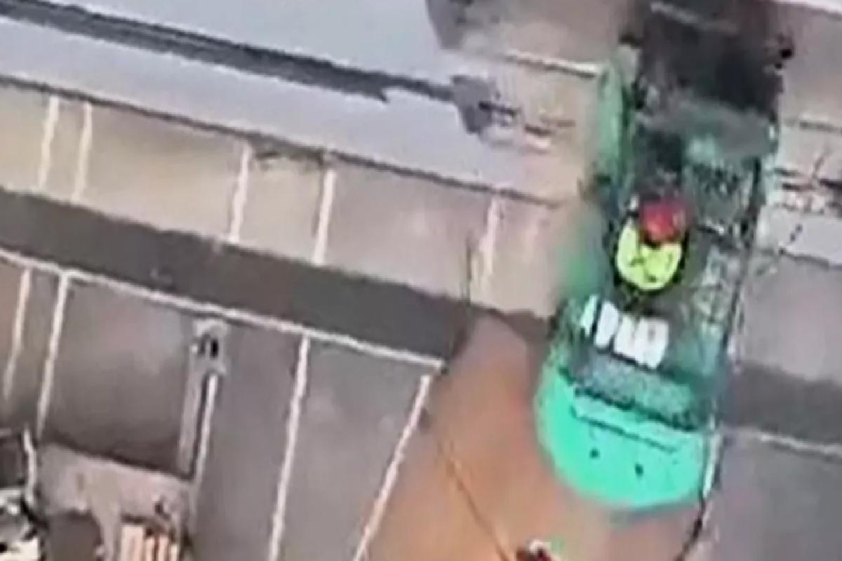 Forklift operatörü, yüksek platformdan yere çakılarak can verdi