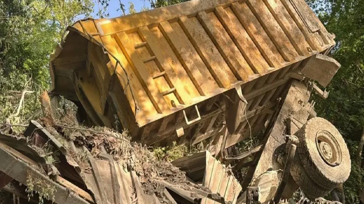 Freni Arızalanan Kamyon Uçuruma Devrildi