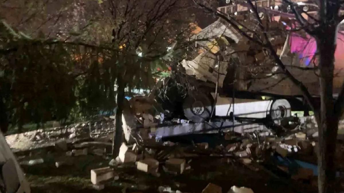 Freni Boşalan TIR Parka Daldı: Sürücü Hayatını Kaybetti