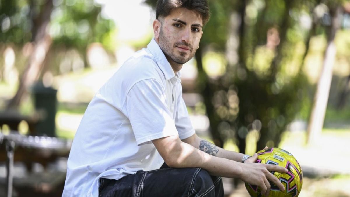 Futbola dönmek isteyen 24 yaşındaki Ahmet Yiğit Gül, “sigortası” için kasiyerlik yapıyor