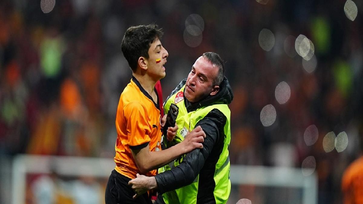 Galatasaray – Bodrum FK maçında sahaya taraftar girdi