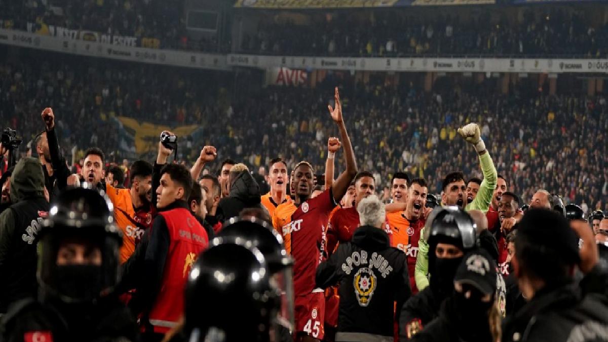Galatasaray, derbi zaferini taraftarıyla kutladı