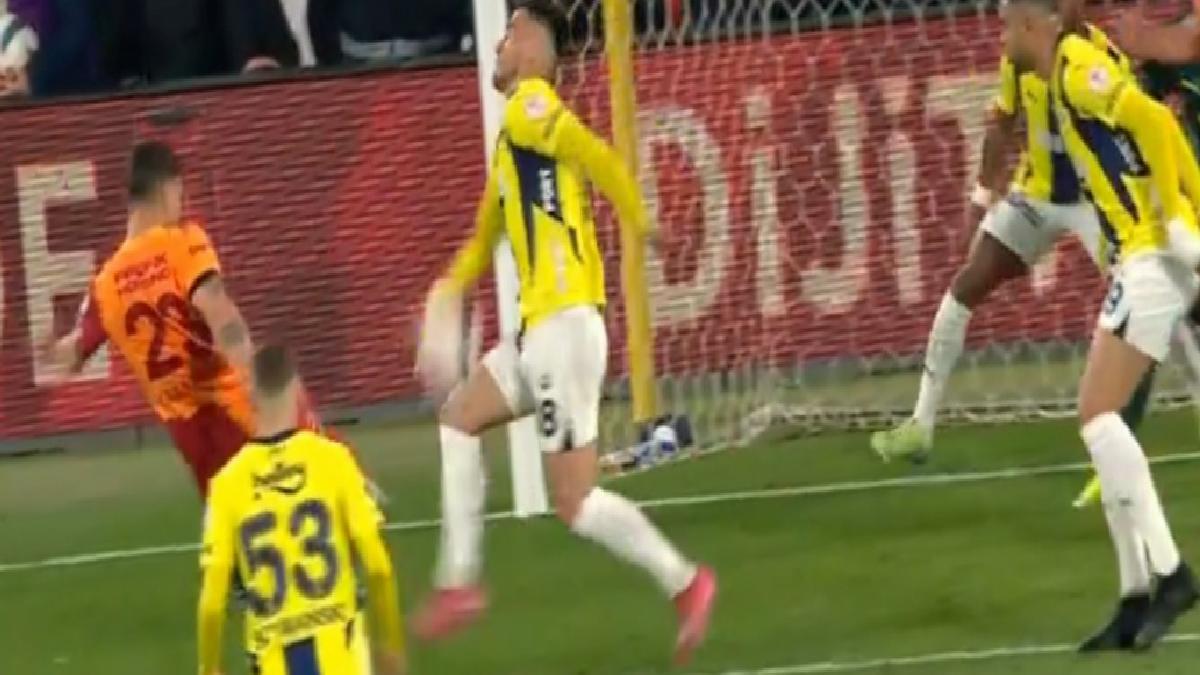 Galatasaray derbide penaltı kazandı