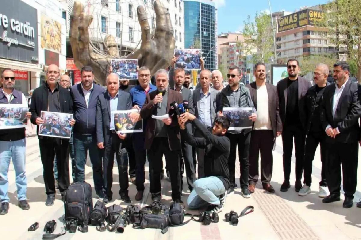 Gazeteciler Gazze’deki Saldırılara Protesto Düzenledi