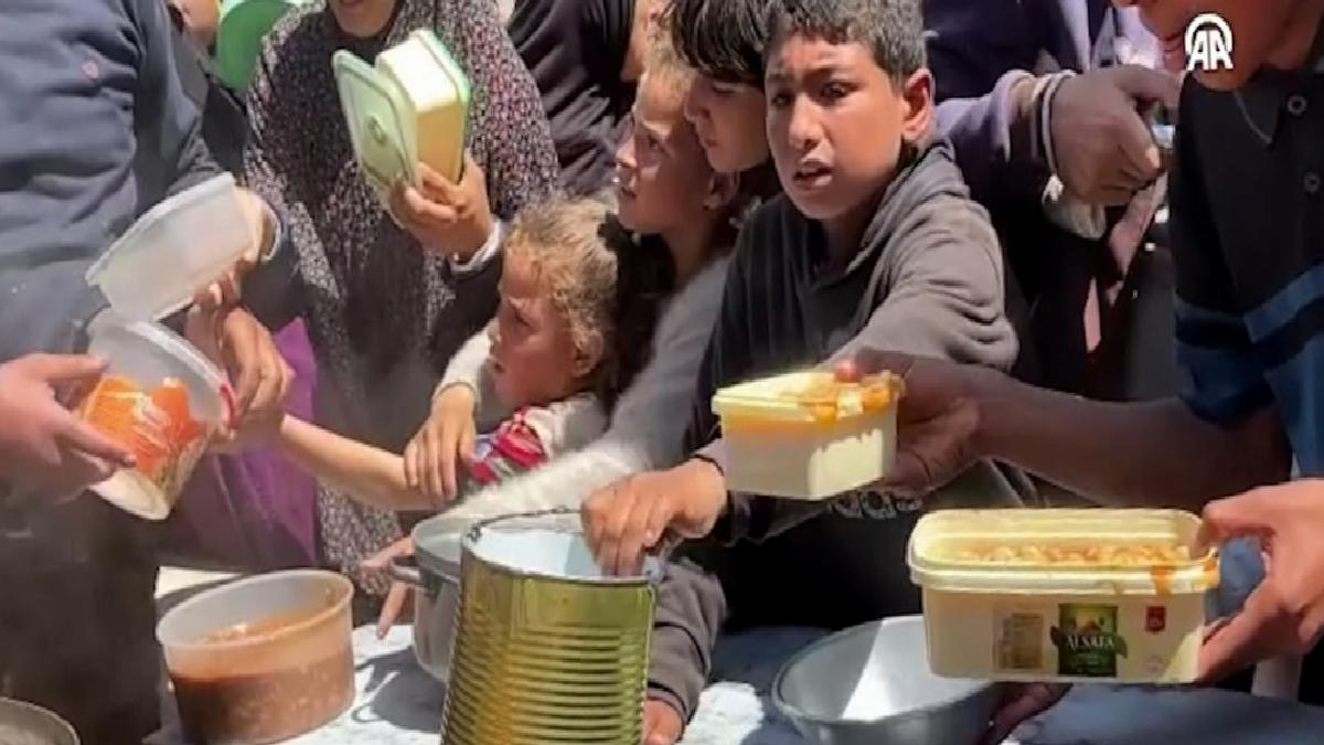 Gazze’de Filistinlilere sıcak yemek dağıtıldı