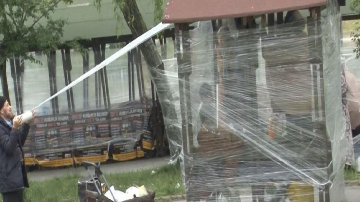 Geceyi sokakta geçiren İstanbullular soğuktan korunmak için parkları streçle kapladı