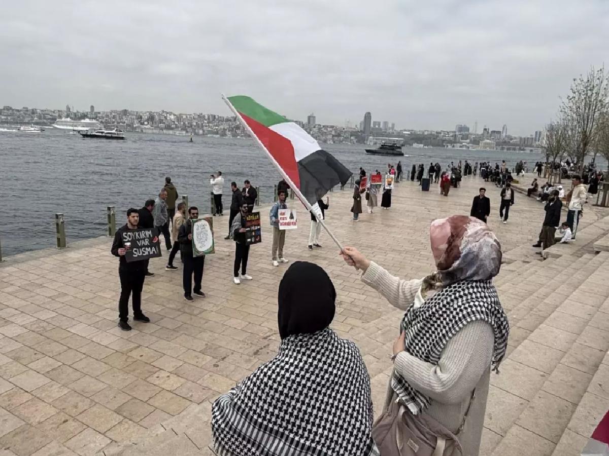 Genç Gönüllülerden Gazze İçin Sessiz Nöbet Eylemi