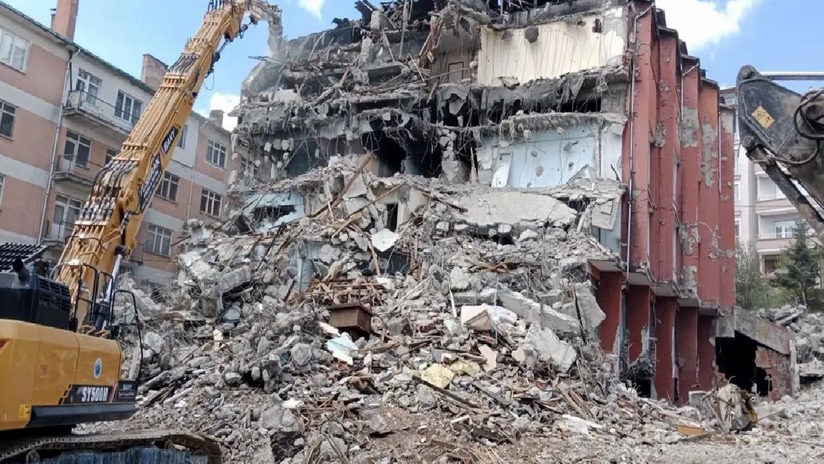 Gerede’de Güvenlik Riski Oluşturan Otel Yıkılıyor