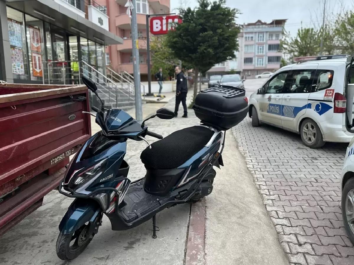 Gerze’de Motosiklet Devrildi: Sürücü Yaralı