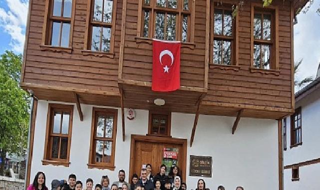 Gölcük Belediye Başkanı Ali Yıldırım Sezer, Gölcük’te en çok kitap okuyan öğrencileri ödüllendirdi