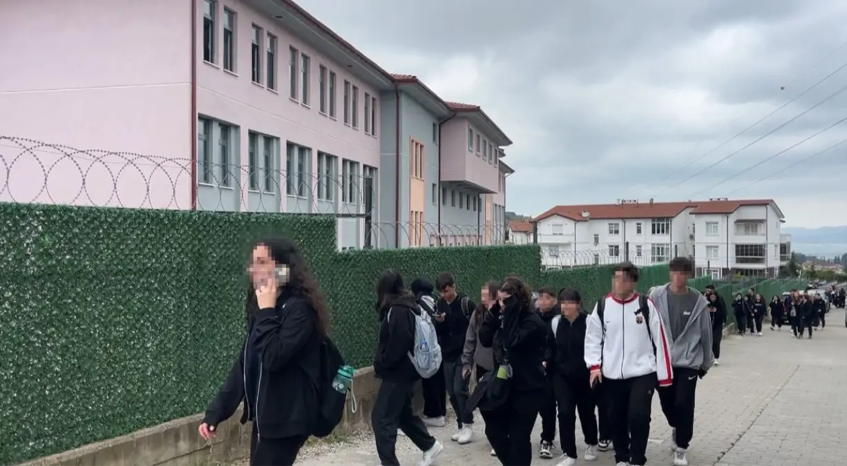 Gölcük’te Öğrenci Pencereden Düştü