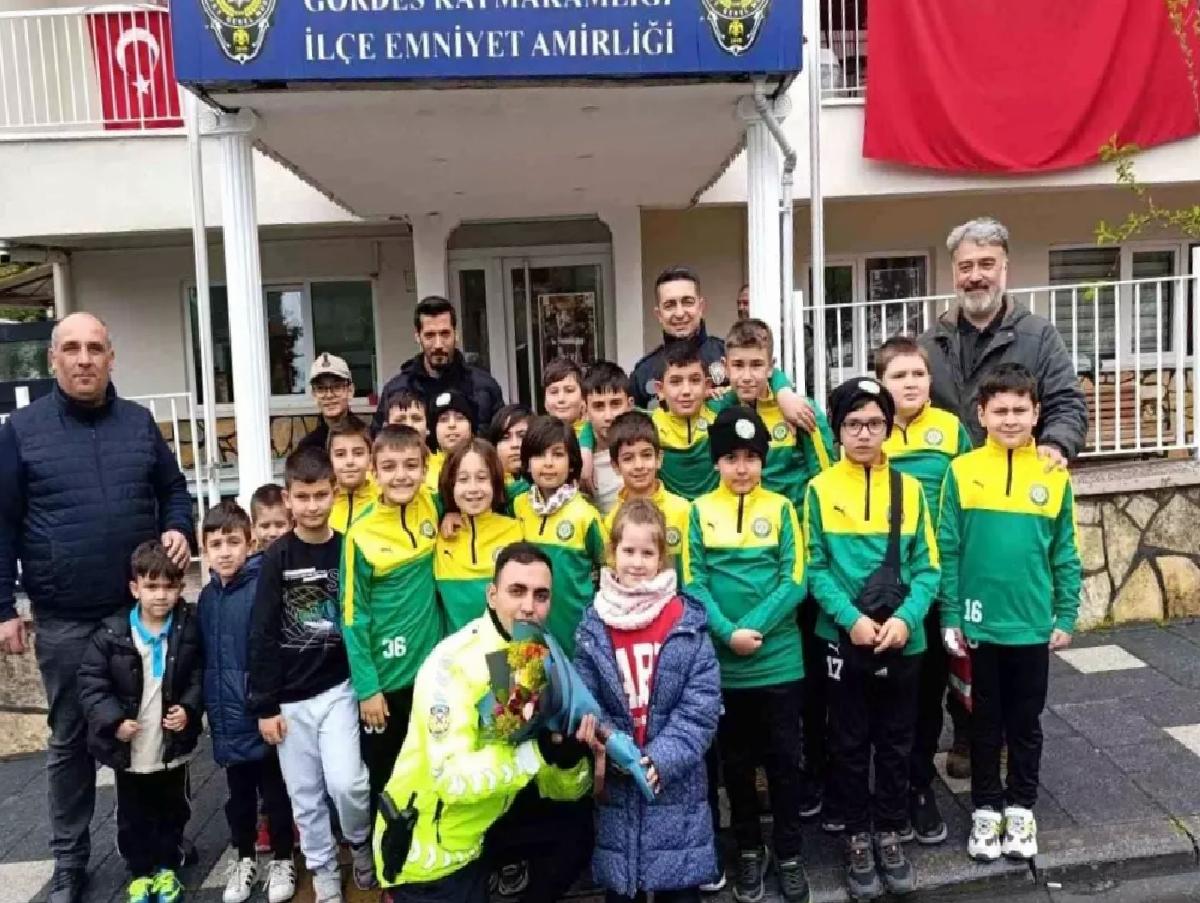 Gördesli minik futbolculardan emniyete ziyaret