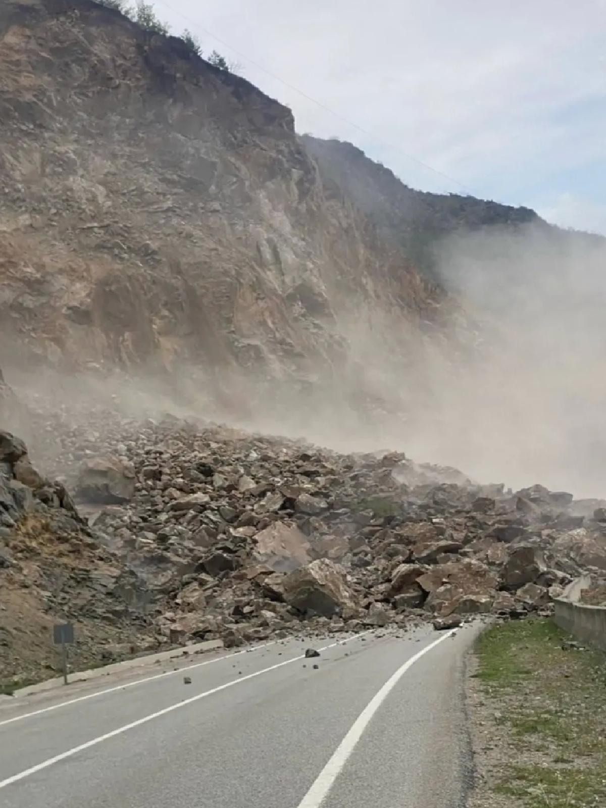 Gümüşhane-Giresun Karayolu Heyelan Nedeniyle Kapandı