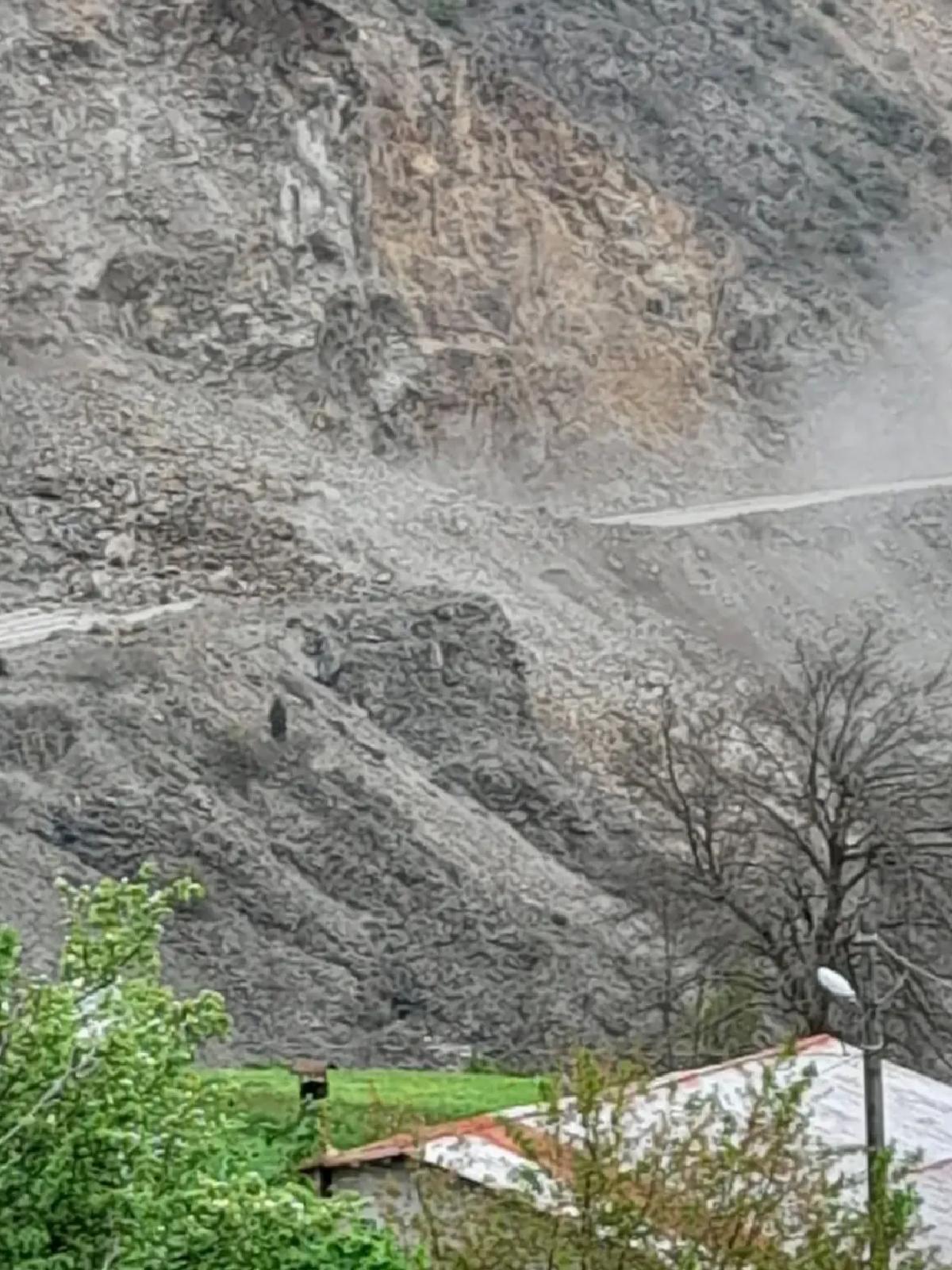 Gümüşhane’de Heyelan Yolu Kapattı