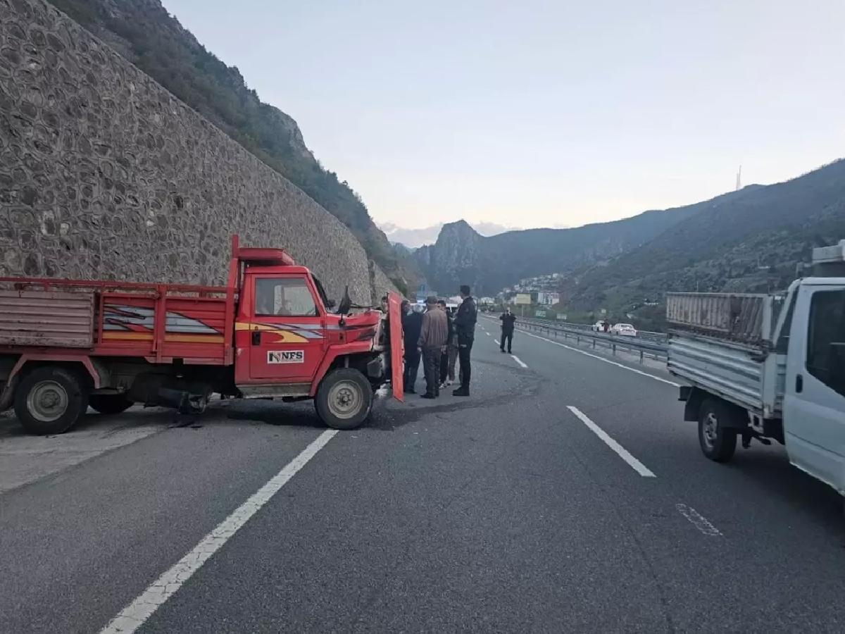 Gümüşhane’de Kamyonet Kaza Yaptı